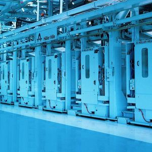 Bild 1: In den 100 Bearbeitungszentren einer Zylinderkopfproduktion kommen Rexroth-Steuerungen zum Einsatz.