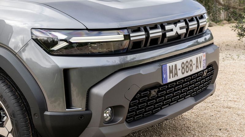 Auch an der Front sorgt die Form der Scheinwerfer für optische Präsenz und suggeriert mehr Breite. (Bild: Dacia)