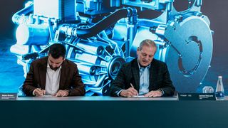 Der saudische E-Autohersteller CEER erweitert sein Lieferentennetzwerk. Im Bild: Mate Rimac, Chef von Rimac Technology (l.), und James DeLuca, Chef von Ceer Motors, bei einer früheren Vertragsunterzeichnung Ende 2024. (Bild: Rimac)
