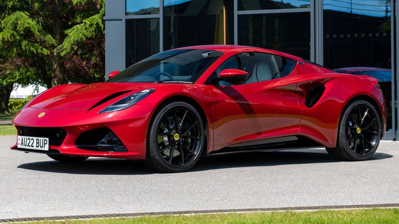 Gezeichnet mit den gleichen schnellen Linien wie das elektrische Hyper-Car Eviya fängt der Emira mehr Blicke als alle anderen Halbstarken auf der Überholspur. (Bild: Jarowan Power/Lotus)