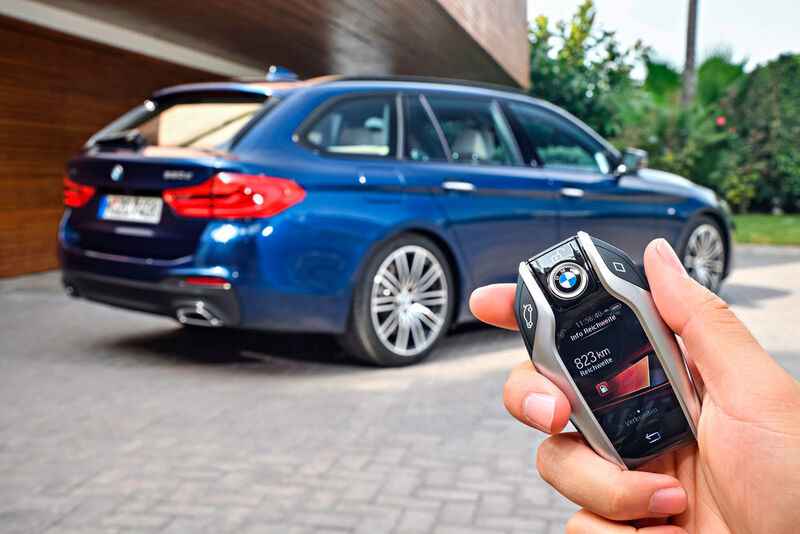 Neben dem Parkassistenten steht nun auch die Funktion „Ferngesteuertes Parken“ zur Verfügung. (BMW)