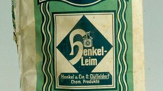 So sieht das ganze Klebstoffpaket aus, mit dem Henkel seine Erfolgsgeschichte in die Wege geleitet hat: der wasserlösliche Malerleim Mala, der auf Kartoffelstärke basiert. Hinzu kam der Tapetenkleister Tapa, von dem aber kein Bild zur Verfügung steht. (Bild: Henkel AG)