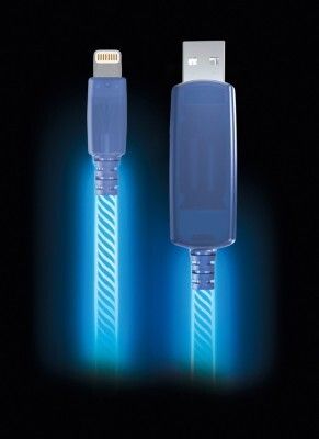 Red Dot Award 2015 - Elektrolumineszierendes Ladekabel von Pilot Electronics, USA: Dieses Ladekabel sendet einen elektrolumineszenten Lichtimpuls, durch den der aktuelle Ladestatus eines Endgerätes zu erkennen ist. Zu Beginn des Ladevorgangs bewegt sich der Lichtfluss schnell, bei nahezu vollständig geladenem Gerät wird er langsamer und erlischt schließlich bei vollem Akku. Unterschiedliche Farbgebungen machen jedes Kabel zu einem individuellen Erlebnis. (Bild: Red Dot)