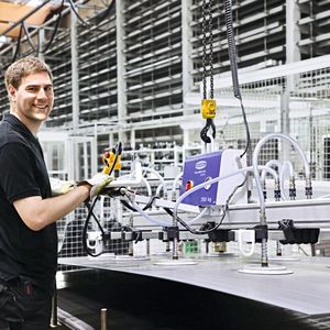 Vakuum-Hebegeräte VacuMaster heben und bewegen schwere und großflächige Werkstücke wie Bleche, Fenster oder Kunststoffplatten.(Bild:  Schmalz)