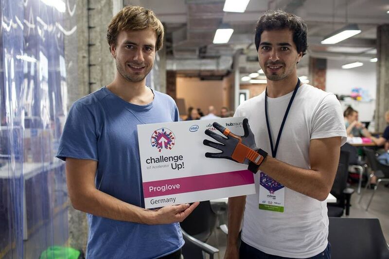 Der ProGlove aus Deutschland ist ein Wearable, mit dem Arbeitsprozesse deutlich verbessert werden können. Mit diesem intelligenten Handschuh kann der Nutzer direkt scannen oder Meldungen empfangen. (Intel)