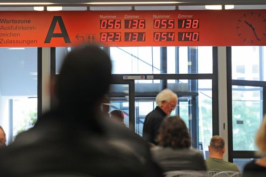 Lange Warteschlangen bei den Kfz-Zulassungsstellen sollten mit der internetbasierten Zulassung eigentlich der Vergangenheit angehören.(Bild:  picture-alliance / Marc Müller | Marc Müller)