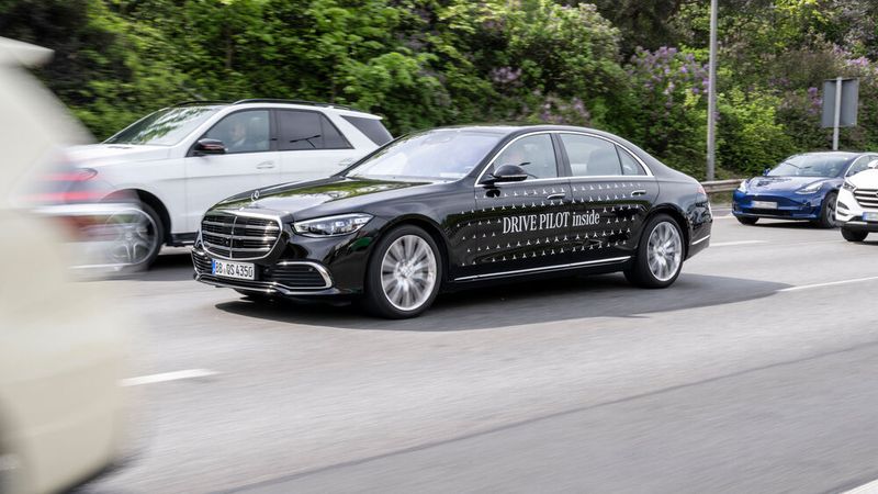 Möglich ist das hochautomatisierte Fahren zunächst nur auf definierten Strecken. (Bild: Mercedes-Benz)