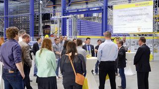 Bei SSI Schäfer in Giebelstadt gab es automatische Kommissioniersysteme, ergonomische Arbeitsplätze und Lagermaschinen sowie das FTS „Weasel“ zu bestaunen. (Bild: SSI Schäfer)