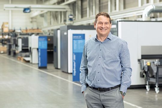 Gottfried Sihler ist seit Oktober 2024 Vorsitzender der Geschäftsführung bei der Arku-Gruppe. Er blickt auf eine erfolgreiche Karriere bei Konzernen wie Robert Bosch, Bosch Rexroth und ZF Friedrichshafen zurück. Sihler selbst beschreibt sich als vielseitige Führungskraft, die sowohl in Phasen des Wachstums als auch in Krisenzeiten den Erfolg vorantreibt, gestützt durch seine internationale Erfahrung und mehrsprachige Kompetenz.(Bild:  Foto Christiane)