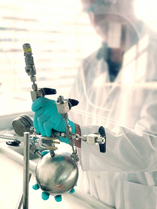 Deutsches Startup entwickelt serienreifen Feststoff-Akku mit überragende Eigenschaften: Kein Kobalt, 10x längere Lebensdauer, nicht entflammbarer Elektrolyt. Arbeit im Labor am Elektrolyten. Deutsches Startup entwickelt serienreifen Feststoff-Akku mit überragende Eigenschaften: Kein Kobalt, 10x längere Lebensdauer, nicht entflammbarer Elektrolyt. Arbeit im Labor am Elektrolyten.