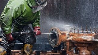 Industrielle Hochdruckreinigung von Druckgeräteteilen in der Chemischen Industrie mit spezieller Schutzausrüstung (© CEphoto, Uwe Aranas / geändert)