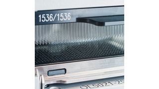 Abb. 1: Spotten von 100 nl Flüssigkeit mit dem Cybio-Well-vario-1536/8-µl-Kopf mit Stahlspitzen auf eine MALDI-TOF-Target-Platte. (Analytik Jena)