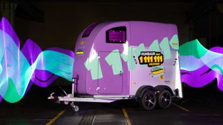 Der Anhänger-Hersteller Humbaur hat sein 1.111.111. Modell vom Band rollen lassen: einen auffälligen Pferde-Anhänger. (Bild: Humbaur)