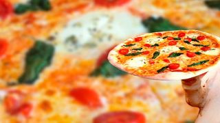 Erfunden wurde das lecker belegte "Fladenbrot" in Neapel. (Bild: Pixabay)