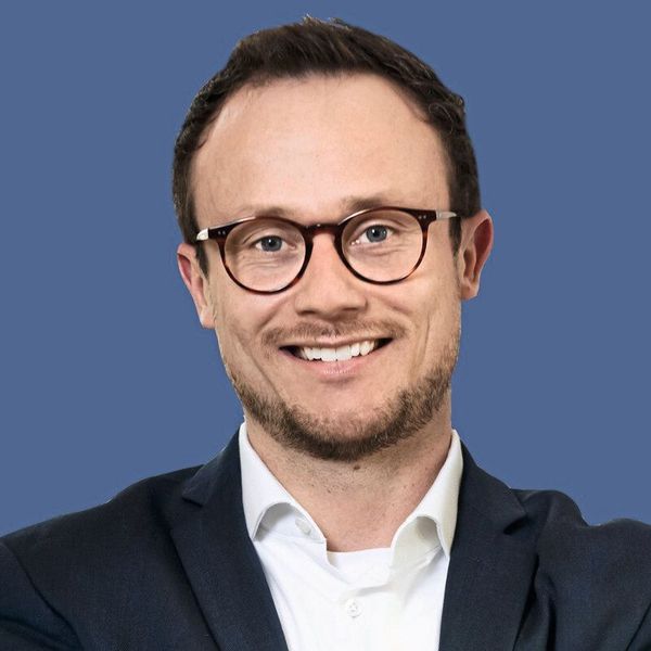 Alexander Honeck, Head of Digital Marketing bei LANXESS Deutschland GmbH, zeigt die „Die B2B Lead Management Checklist 2023“.   Das Statement finden Sie hier in unserem ausführlichen Trenddossier 2023: Hier geht’s zum Trenddossier 2023.  (Bild: Alexander Honeck)