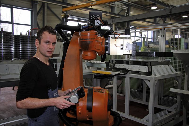 Ein Kuka-Knickarmroboter sorgt für die Be- und Entladung. Die Programmierung hat das Unternehmen mittlerweile sehr gut im Griff, wie Verzahnungsmeister Daniel Jöri gegenüber dem SMM betont.  (Bild: Böhm)