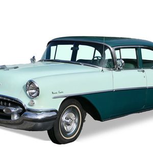 3. Preis: Der Oldsmobile 98 des Baujahrs 1955 isschöpft aus seinem V8 Zylindermotor mit 5,3 L Hubraum 171 PS bei 4.000 U/min, der für seine Zeit beeindruckende Fahrleistungen liefert Dieses Modell zeichnet sich durch seine opulente Größe und die für die 50er Jahre typischen Designelemente wie Panorama-Frontscheibe, markante Heckflossen und einen verchromten Kühlergrill aus. Der Innenraum spiegelt den Luxus der Ära wider, mit geräumigen Sitzen und hochwertigen Materialien. Das Automatikgetriebe, eine weitere technische Innovation jener Zeit, trägt zum komfortablen Fahrerlebnis bei. Gespendet von Christof Hillebrand.(Bild:  Lebenshilfe Gießen)