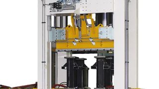 Mit 1600 t Presskraft bringt diese Langzauner-Presse Compositekomponenten für die Autombilindustrie serienmäßig in Form. Bei Benteler-SGL spart die Anlage im Vergleich zu anderen System immens Geld ein. Nicht zuletzt sorgt dafür ein Shuttle-Tisch. (Bild: Langzauner)