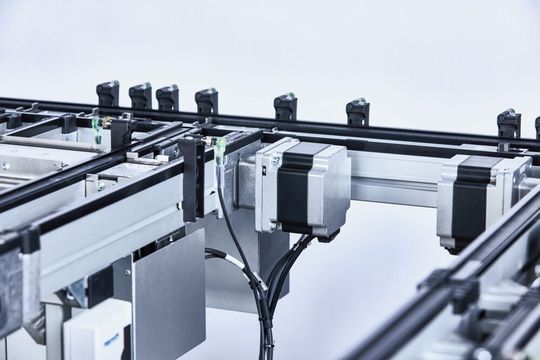 Die Transfermodule werden auf Basis der 48-Volt-Technologie mittels kompakter Schrittmotoren angetrieben. Diese sind deutlich kompakter als herkömmliche Getriebemotoren, was den Platzbedarf weiter reduziert. (Bild:  Bosch Rexroth AG)