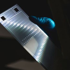 Platz 10: Radierung für eine grünere Zukunft – Durch den Einsatz kontrollierter chemischer Reaktionen, mit denen Metall höchster Präzision entfernt wird, entstehen komplexe, spannungsfreie Bauteile, die mit herkömmlichen Methoden wie Stanzen oder Laserschneiden nicht zu erreichen sind.(Bild:  Precision Micro)