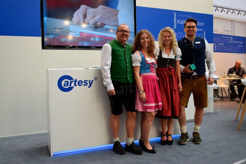 Das Team von Cartesy machte aus seiner Herkunft keinen Hehl und sorgte für einen Farbtupfer im Businessdresseinerlei. (Holz / »kfz-betrieb«)