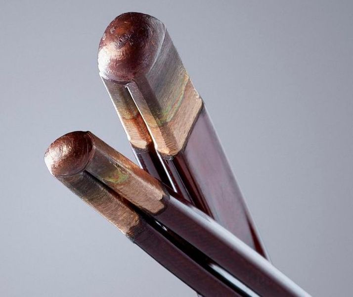 Das sind sogenannte Hairpins. Der Name lässt schon auf die Filigranität dieser Kupferkontakte schließen. Damit die Konnektoren im E-Mobil auch den Strom gut leiten, müssen sie vom Isolierlack an den vorgesehenen Kontaktstellen befreit werden, und zwar so, dass das Kupfermaterial nicht beschädigt wird. Das schaffen Trumpf-Kurzpulslaser, die, wie es heißt, dabei jeder mechanischen Entlackung präzisionstechnisch überlegen sind. Nicht zuletzt sorge intelligente Sensorik beim Verschweißen der Hairpins dafür, dass die Nähte auch bei der Großserienfertigung exakt und reproduzierbar entstehen. (Trumpf)