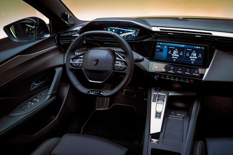 Das i-Cockpit bleibt typisch Peugeot. (Bild: Peugeot via Autoren-Union Mobilität)