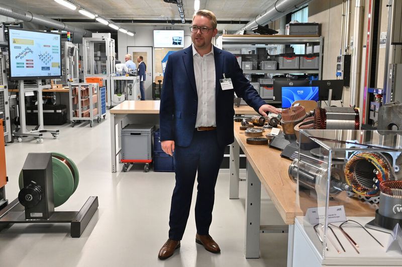 Jan-Niklas Sturm vom Institut für Produktionstechnik präsentierte beim Rundgang Möglichkeiten der Produktionsoptimierung bei Elektromotoren mit Hairpin-Technologie. (Bild: Stefanie Michel)