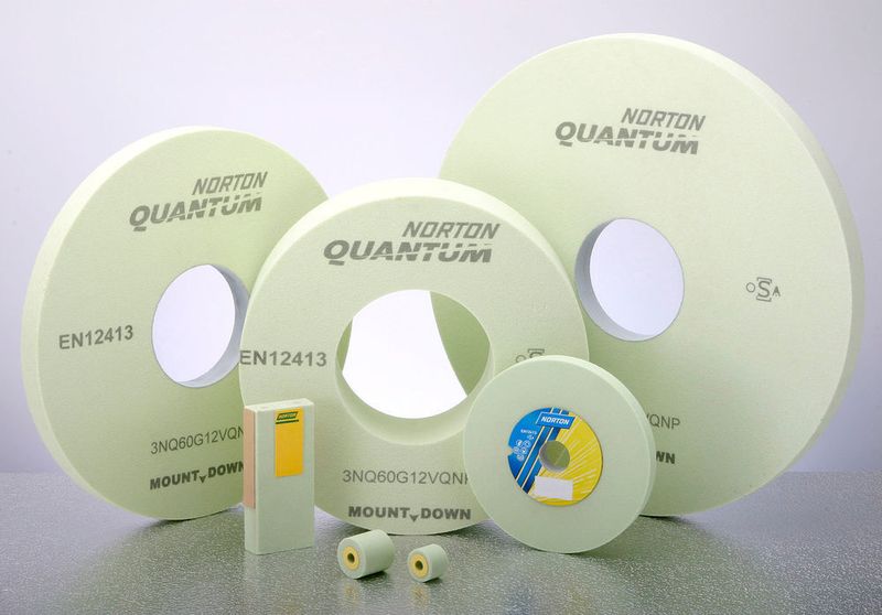 Mit der Vitrium3-Technologie können beispielsweise Norton-Quantum-Schleifscheiben hergestellt werden. Das gibt dem speziellen keramischen Aluminiumoxidkorn dieser Hochleistungsschleifscheibe einen zusätzlichen Performanceschub beim Bearbeiten von vergütetem Stahl, unterschiedlichen Legierungen sowie Gusseisen, Titan und Inconel. (Bild: Saint-Gobain Abrasives GmbH)