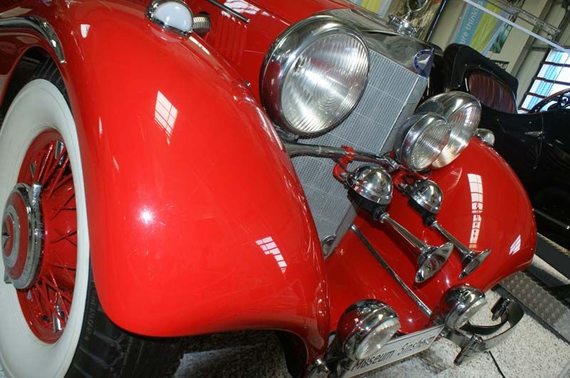 Neben der RZ-Technik gab es auch jede Menge alte Automobile ...  (Archiv: Vogel Business Media)