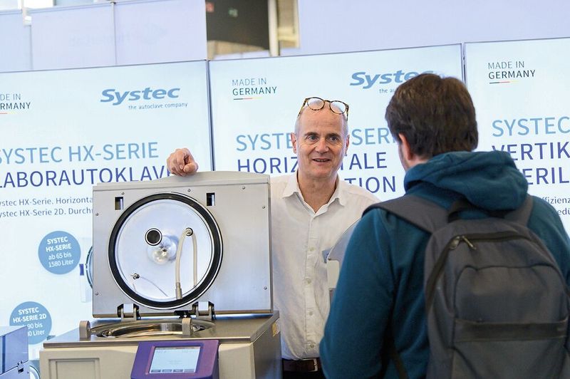 Die Ausstellungsstücke schlagen jede Katalog- und Webseite. Schließlich bekommt man hier einen echten Eindruck von den Geräten und kann vieles sogar vor Ort testen.   Mehr Infos zu den kommenden LAB-SUPPLY-Messen finden Sie auf www.lab-supply.info (Bild: Stefan Stark)