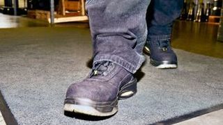 Mewa bietet die Fußmatten-Service für B2B-Kunden an: Einmal bestellen, immer wieder nutzen, ohne sich um das Waschen der Matten kümmern zu müssen. (Mewa)