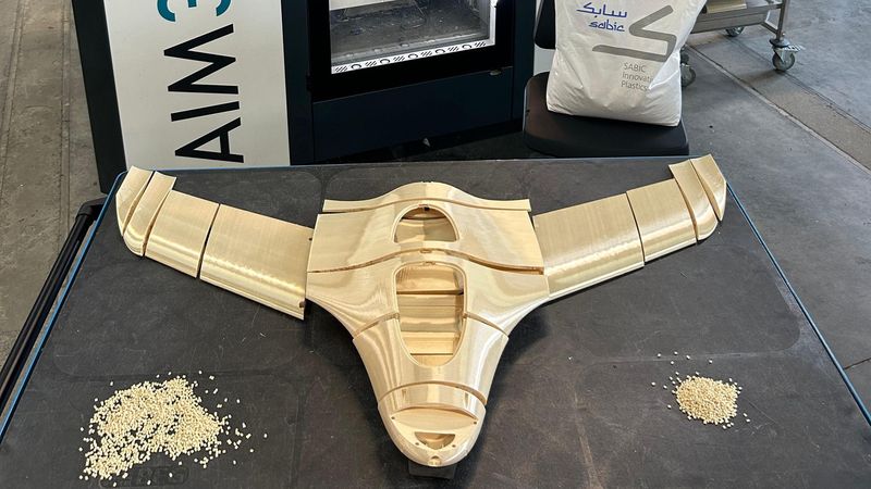 Granulatdruck (FGF) macht großformatige Funktionsbauteile aus Hochleistungspolymeren wie Ultem 9085 wirtschaftlich.(Bild:  NEW AIM3D)