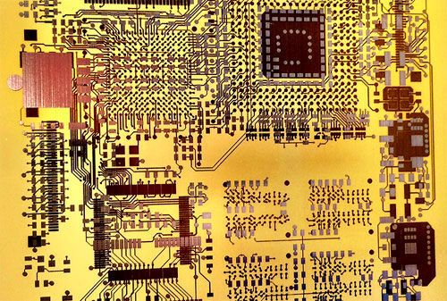 Dragonfly 2020 kann die Materialien in mehreren Schichten aufbringen und ermöglicht so die Herstellung von Multi-Layer-Platinen. (Bild: Nanodimension)