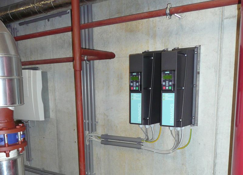 Frequenzumrichter sichern die kosteneffizienten Betrieb von HLK-Anlagen. (Bild: Siemens)
