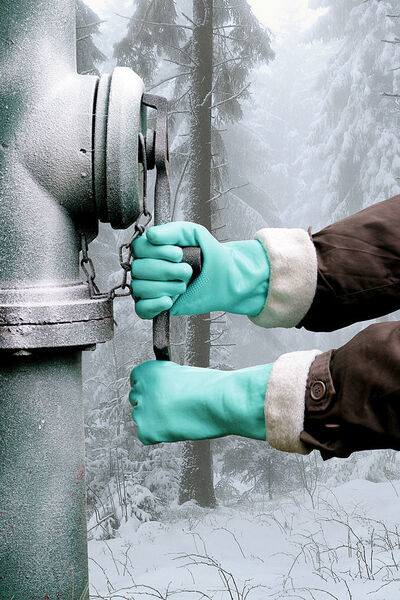 Bild 2: Warm gefütterte Chemikalienschutzhandschuhe schützen gleichzeitig auch vor Kälte und erlauben das Berühren von kalten metallischen Gegenständen.  (Bild: KCL)