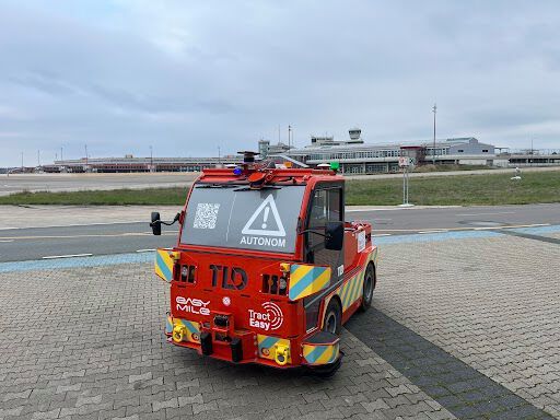 Wuppt bis zu 25 Tonnen! Easymile, ein Spezialist für Systeme zum autonomen Fahren, stellt seinen fahrerlosen Schlepper Tracteasy vor. Erstmals zu sehen war der autonome Schlepper auf der Logimat 2023.(Bild:  Easymile)