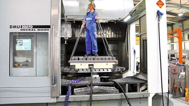 Einfacher Wechsel: Ein Bediener kann allein die gesamte Palette mit extern gerüsteten Werkstücken wechseln.  (Erowa AG)