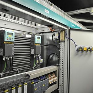 Simatic-S7-Steuerungstechnik, Antriebstechnik inklusive Motoren sowie Niederspannungs-Energieverteilung von Siemens stecken im weltgrößten mobilen Riesenrad R80XL.