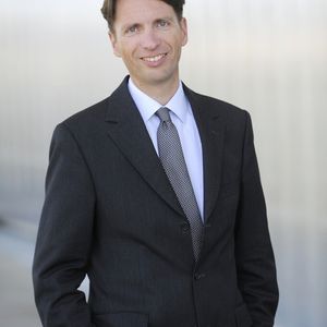 Die wissenschaftliche Leitung von Top 100 hat seit 2002 Dr. Nikolaus Franke inne. Er ist Professor für Entrepreneurship und Innovation an der Wirtschaftsuniversität Wien.