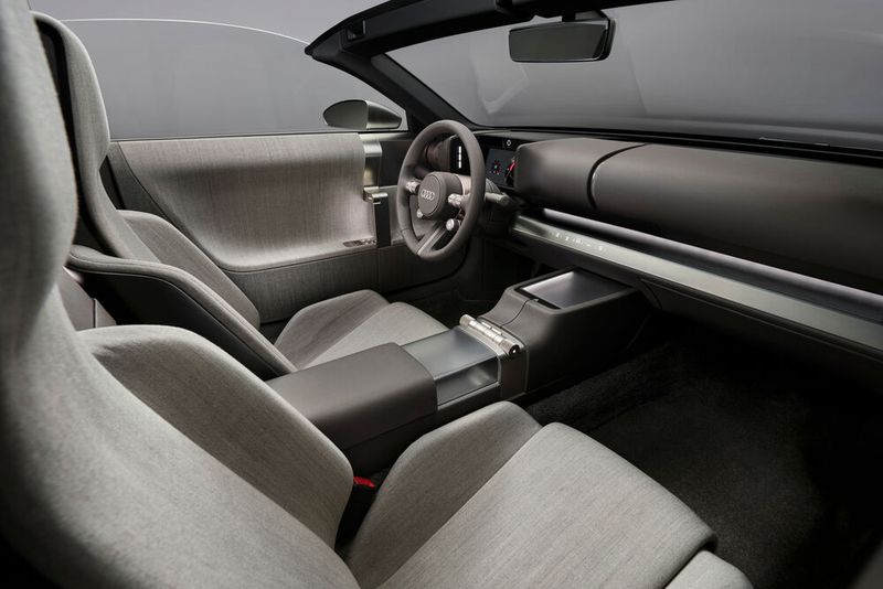 Im Innenraum setzt das Design auf Reduktion und Besinnung auf klassische Stärken im Finish. (Bild: Audi)