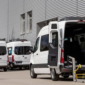 „Unter dem Motto „Mobilität für alle“ vermietet Mercedes Rental behindertengerecht ausgebaute Sprinter.(Bild:  Mercedes-Benz)