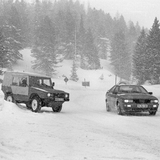 Ein geschichtsträchtiger Augenblick: Vor seiner Präsentation in Genf wurde der Vierradantrieb des Audi Quattro im Schnee der Turracher Höhe zusammen mit dem Ideengeber VW Iltis getestet.(Bild:  Audi)