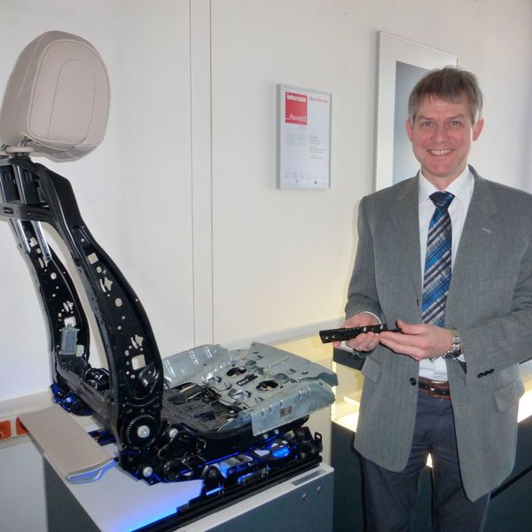 „Elektrisch gesteuert fährt die Fersenstütze im Fahrzeugsitz auf einer von uns entwickelten Linearführungs-Baugruppe ein und aus“, erläutert Marketingmanager Daniel Hoefer. „Die gemeinsam mit dem Kunden definierten Schnittstellen zur Anbindung an die Sitzstruktur und die Antriebseinheit vereinfachen die Montage und reduzieren die Teilvielfalt.“ (Bild: Finus)