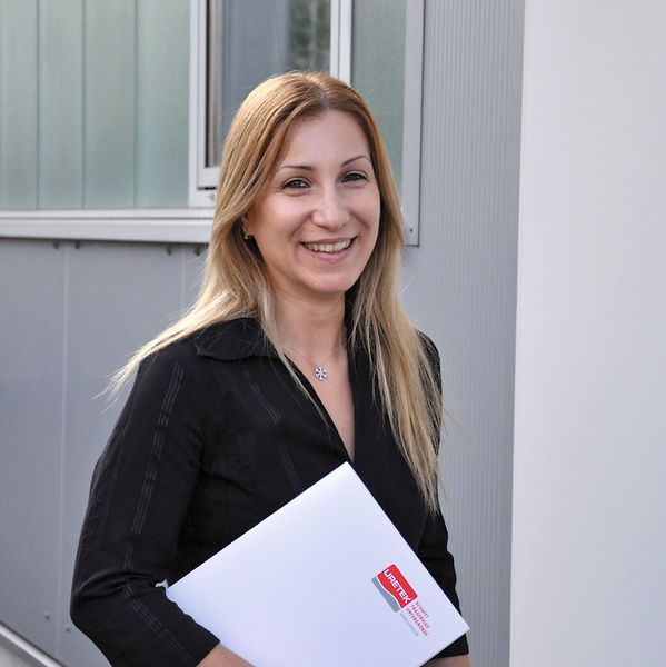 „Das Expansionsharz hat bereits nach circa 15 Minuten mehr als 90 % seiner Endfestigkeit erreicht und ist nach 24 Stunden komplett ausgehärtet“, sagt Sevgi Bora, technische Beraterin bei Uretek Deutschland. (Bild: Uretek)