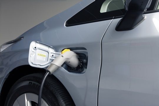 Die drei Batterien brauchen etwa 90 Minuten Ladezeit an einer 230-Volt-Steckdose. (Archiv: Vogel Business Media)