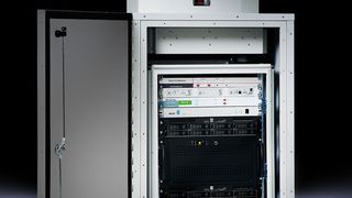 Nur wenig größer als ein Büroschrank präsentiert sich der Basicsafe Compact von Rittal. (Archiv: Vogel Business Media)