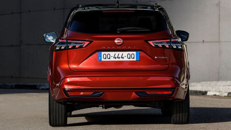 Auch die Heckpartie wirkt frischer, vor allem durch die neu gestalteten Rückleuchten. (Bild: Nissan)