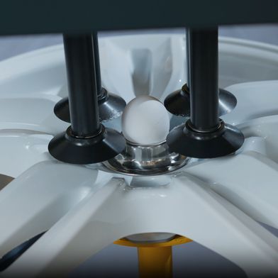 Hochsensible Roboteranlage: Sie kann sogar ein rohes Ei so aufnehmen, dass es nicht beschädigt wird. (Bild: Stöber Antriebstechnik )