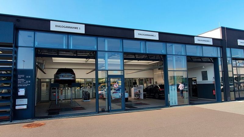 Der Serviceprozess ist auf maximale Effizienz getrimmt. Die Dialogannahme gibt es zwar noch, doch eine klassische Direktannahme mit dem Kunden ist nicht vorgesehen. (Bild: Mauritz/»kfz-betrieb«)